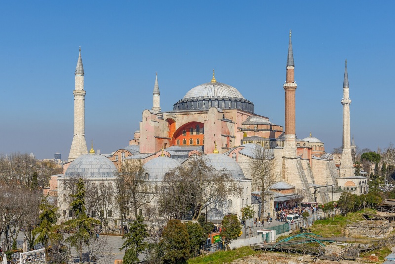 イスタンブールに建つハギア・ソフィア。巨大な中央ドーム、半ドーム、四本のミナレットが見える