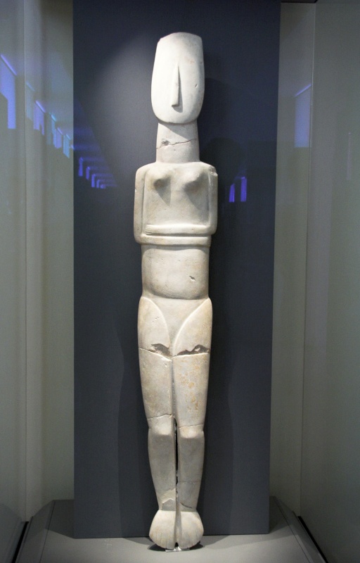 キクラデス美術の腕を組む女性像